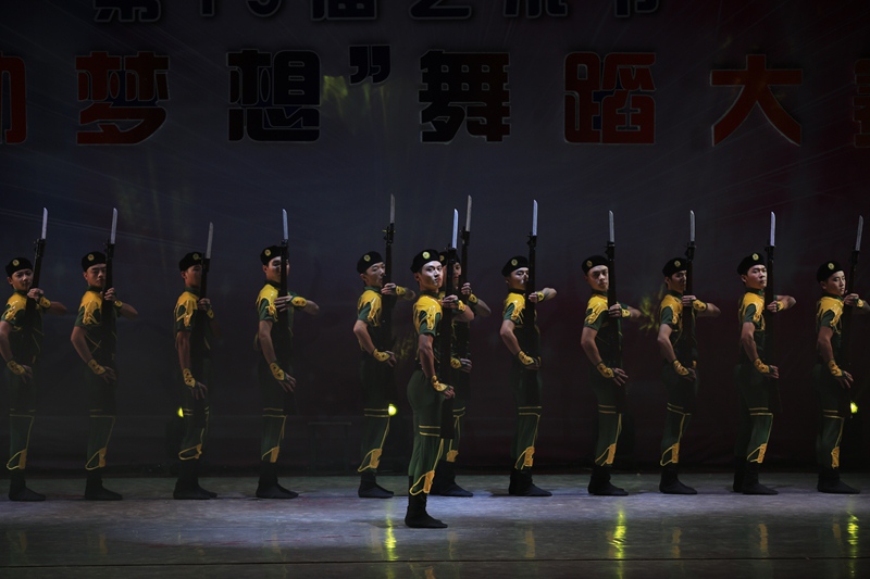 4机电系-士兵与枪_副本.jpg